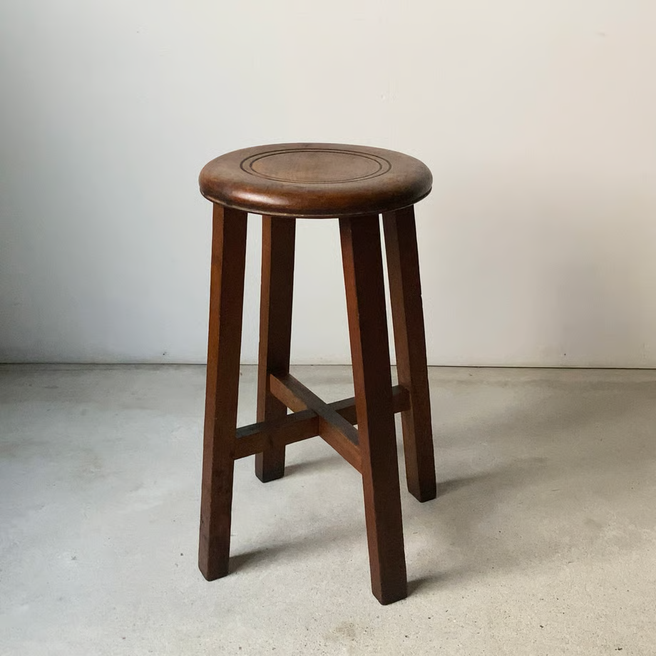 時を超えて愛されるアンティーク家具の魅力