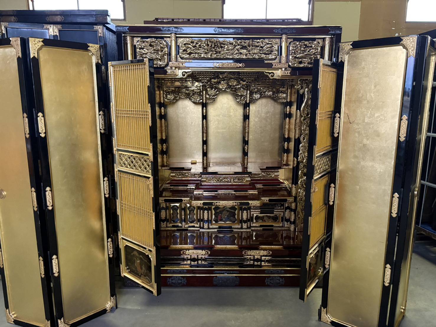 地域で違う仏壇の種類とは？東日本・西日本・北陸の金仏壇・唐木仏壇の特徴